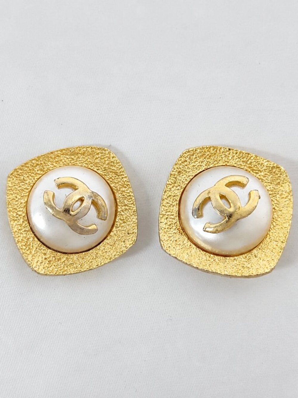 Authentic Chanel Vintage Gold-Tone Pearl effect. CC Logo Clip-On Earrings W Box
